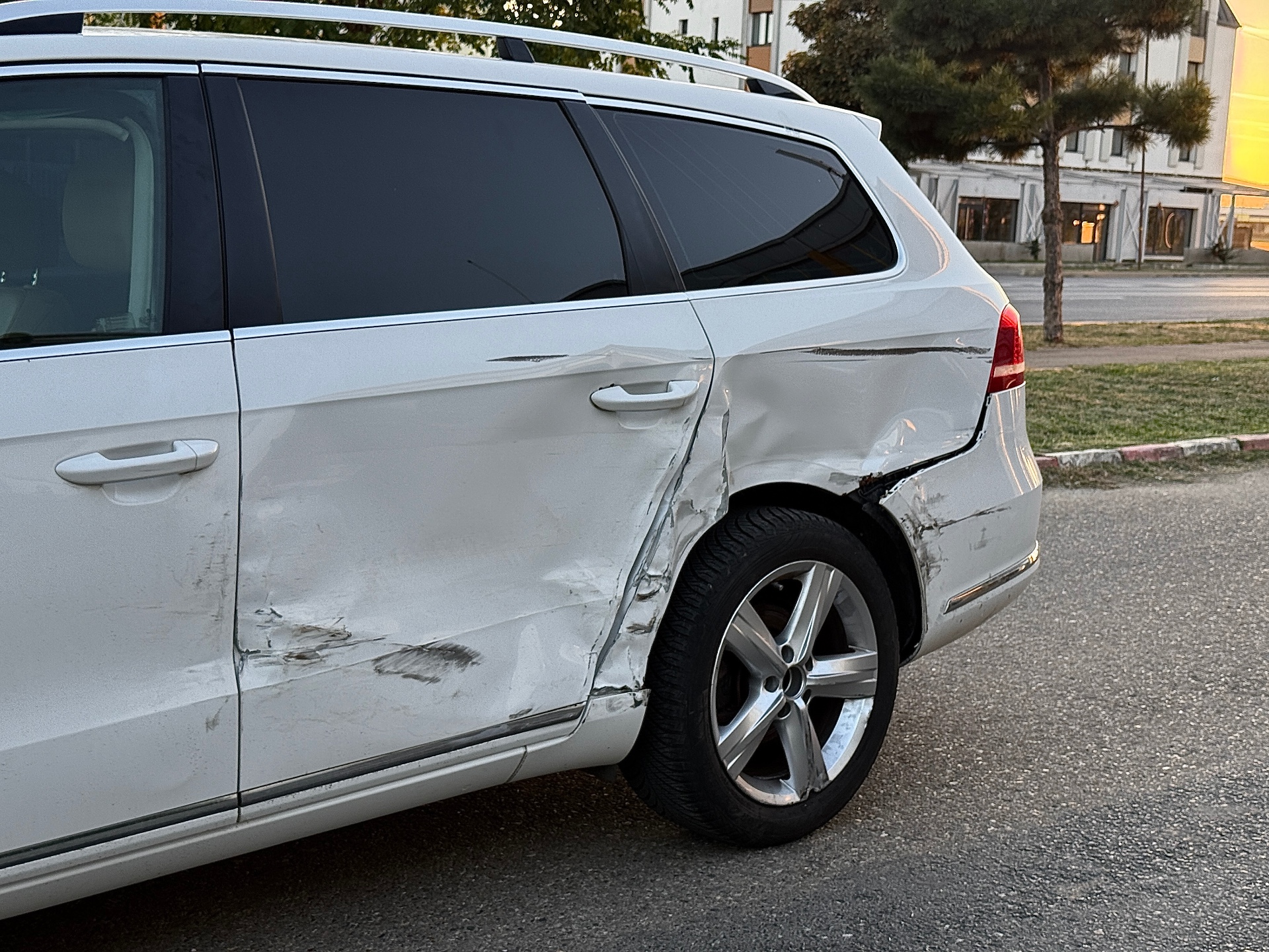 Volkswagen Passat 2013 avariat - imagine 11