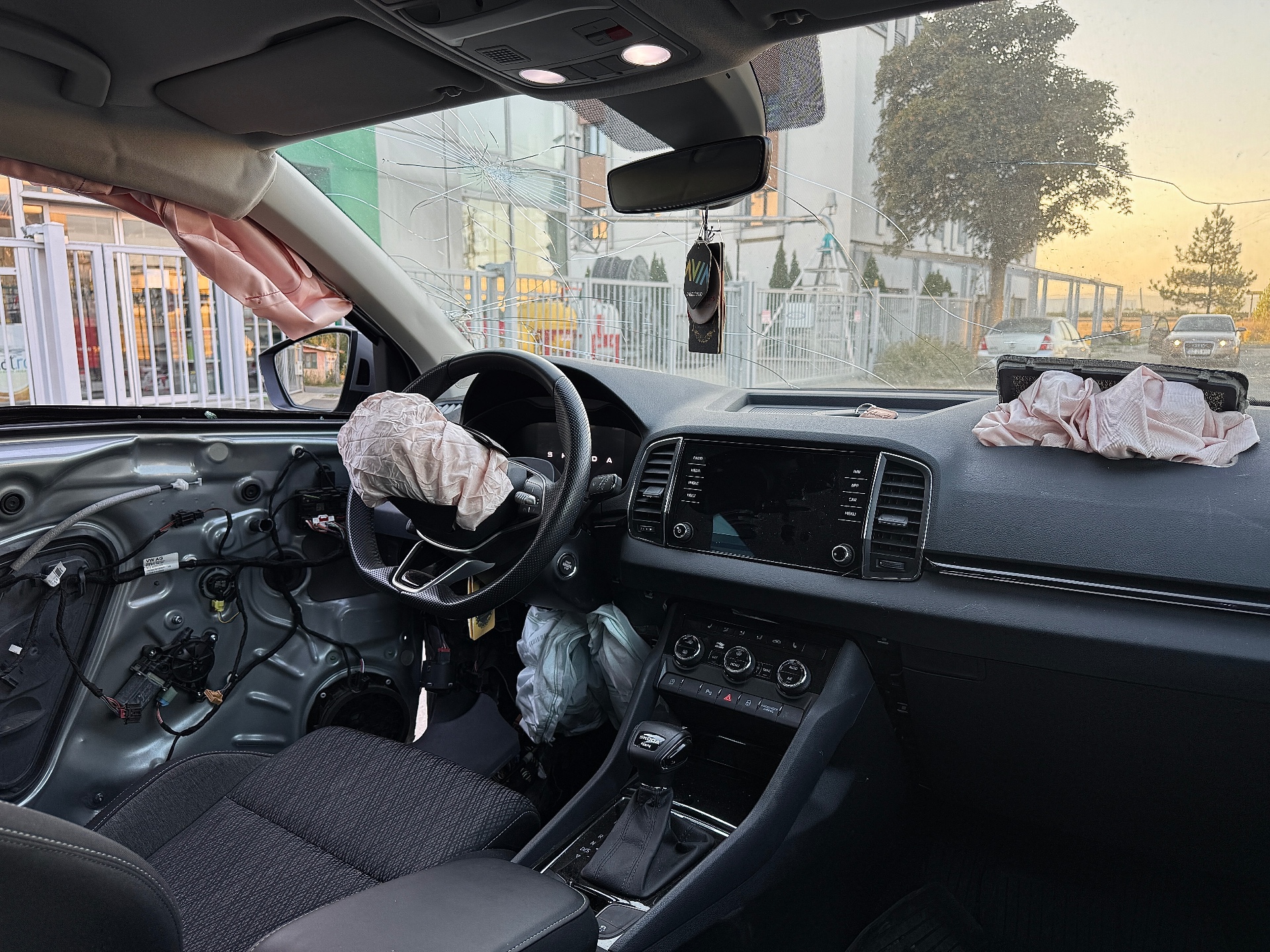 Skoda Karoq 2026 avariat - imagine 12